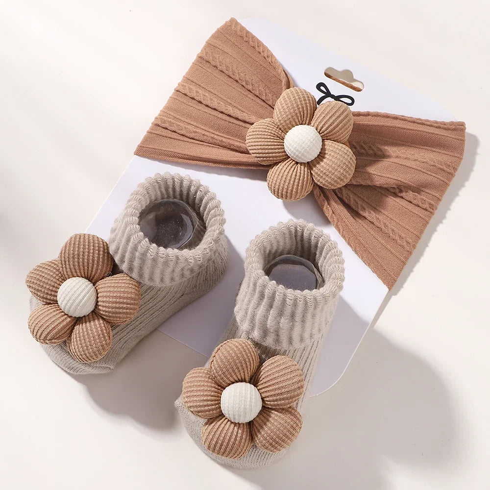 Conjunto de diadema y calcetines florales para bebé