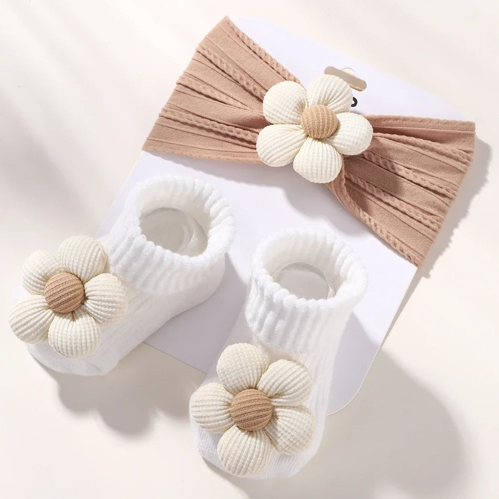 Conjunto de diadema y calcetines florales para bebé